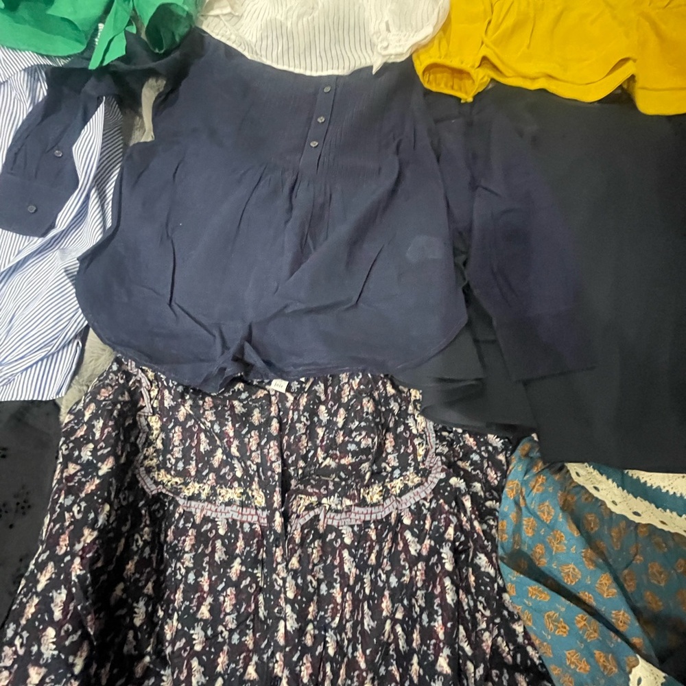 Assorted 16 Women's Blouses Collection - Picture 12 of 16